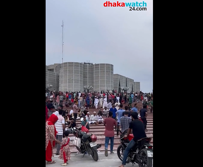 সংসদ ভবনে উচ্ছ্বসিত জনতা